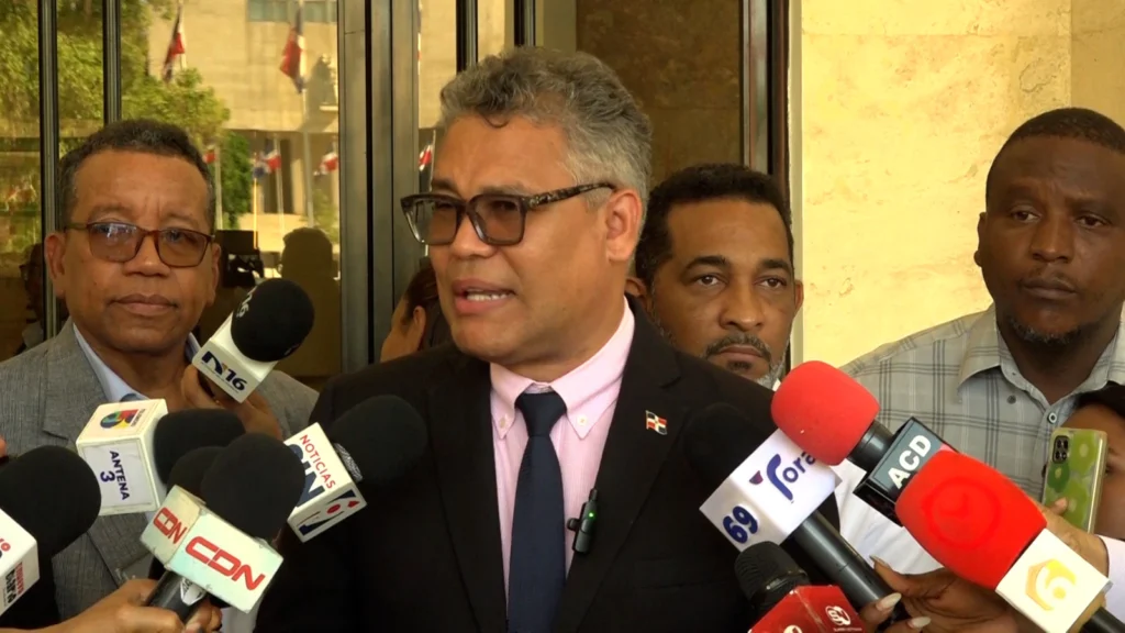 Carlos Peña propone indexar salarios de trabajadores con recursos recibirían los partidos políticos.