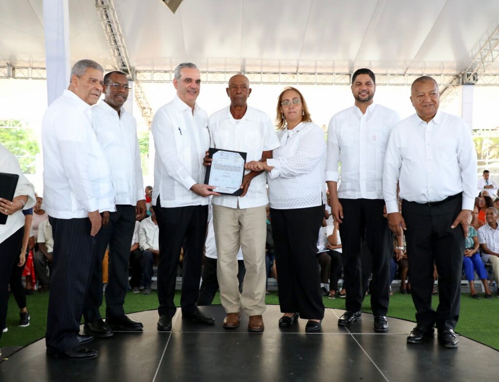 Presidente Abinader entrega 1,445 títulos de propiedad de un total de 3,300 en San Cristóbal que benefician a más de 4,800 personas