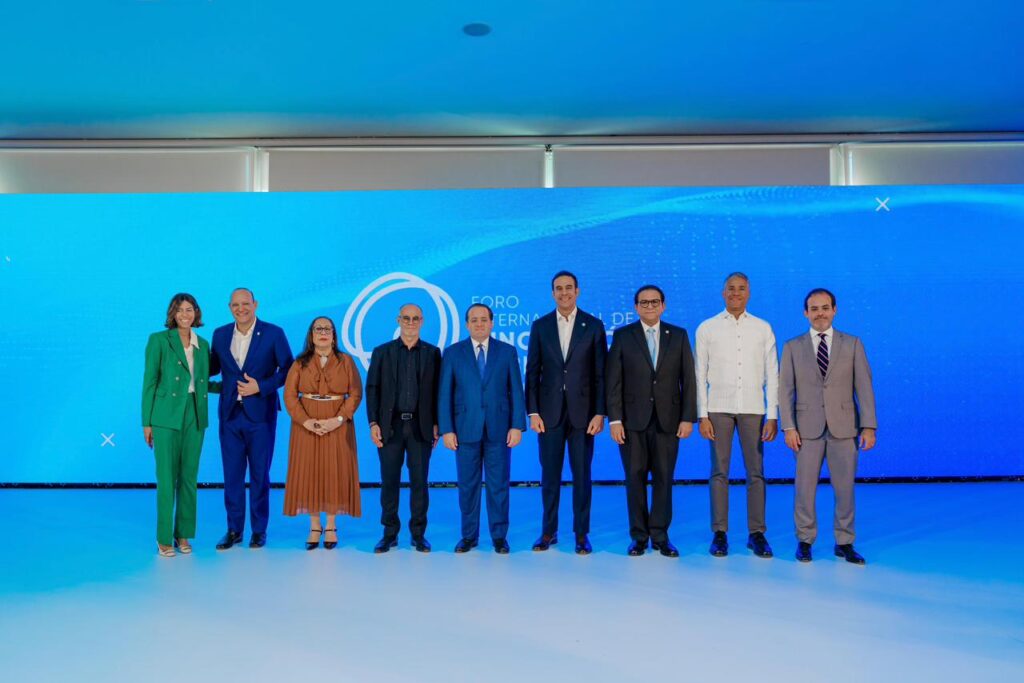 Ministro Paliza encabeza foro “El Futuro de Santiago”; anuncia licitación Autopista del Ambar