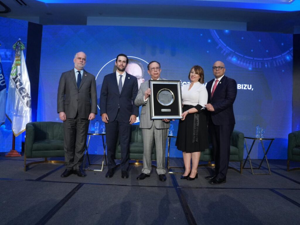 Foro Económico El Dinero reconoce a Valdez Albizu por su trayectoria y aportes a la República Dominicana