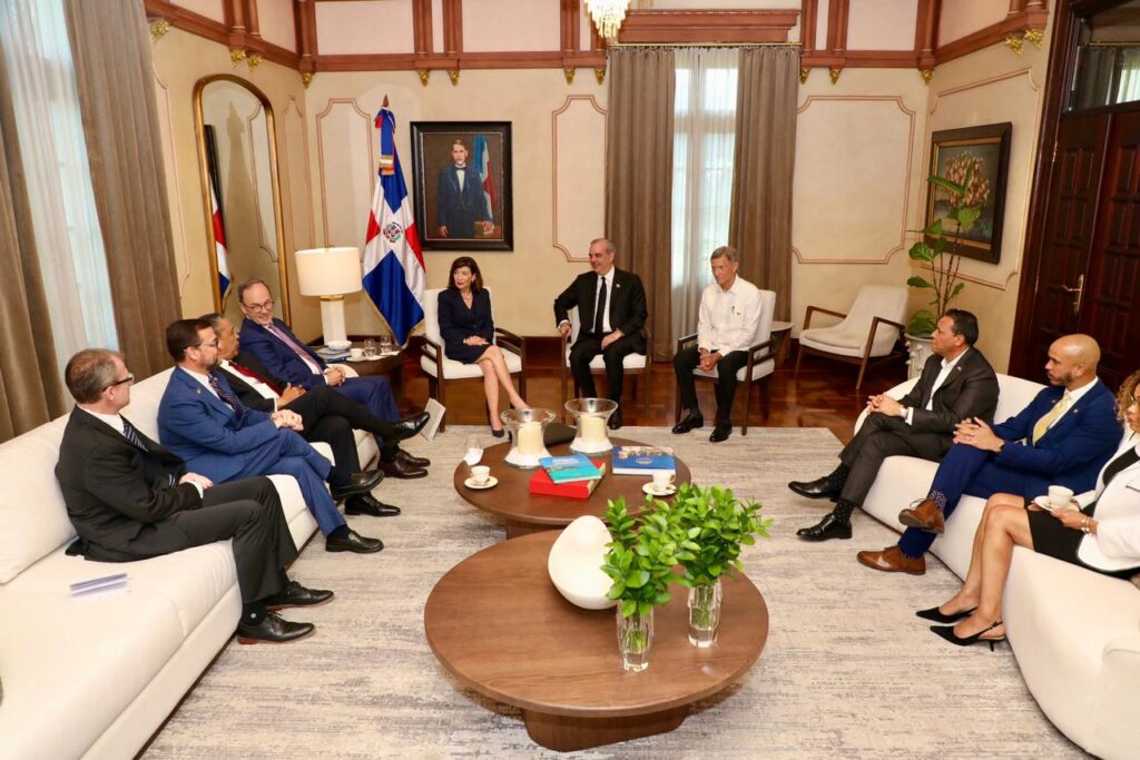 Presidente Abinader recibe en el Palacio Nacional a la gobernadora del estado de Nueva York, Kathy Hochul