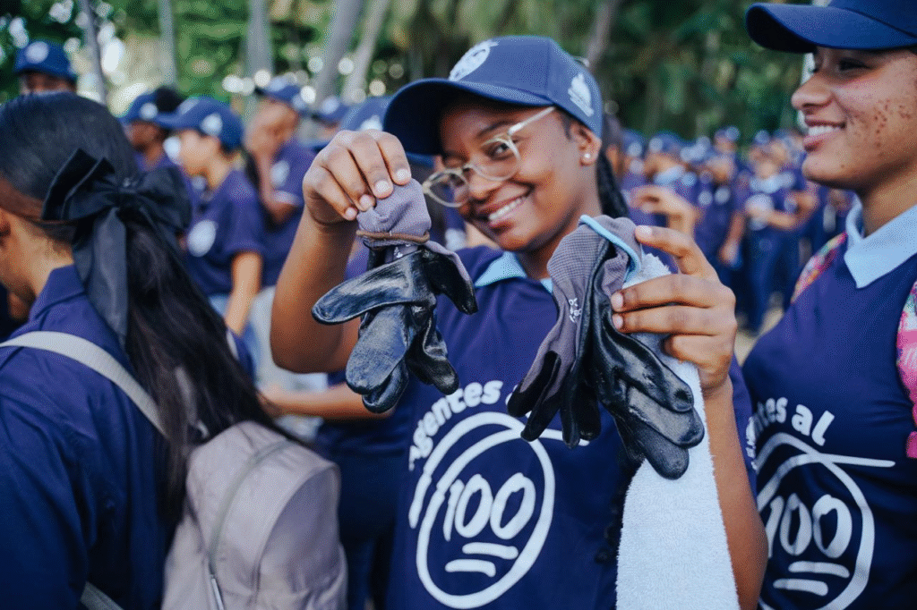 Ministro Luis Miguel De Camps encabeza primera acción formativa de “Agentes al 100” con jornada de limpieza en la Playa de Montesinos