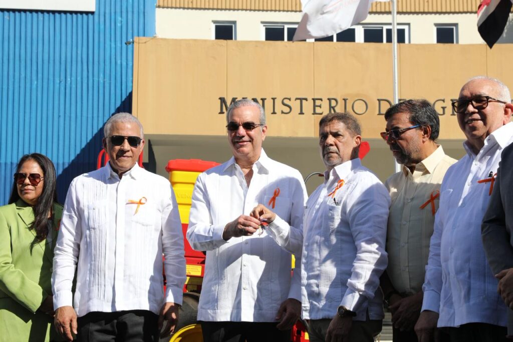 Presidente Abinader entrega maquinarias modernas para reducir mano de obra extranjera e impulsar mecanización del campo