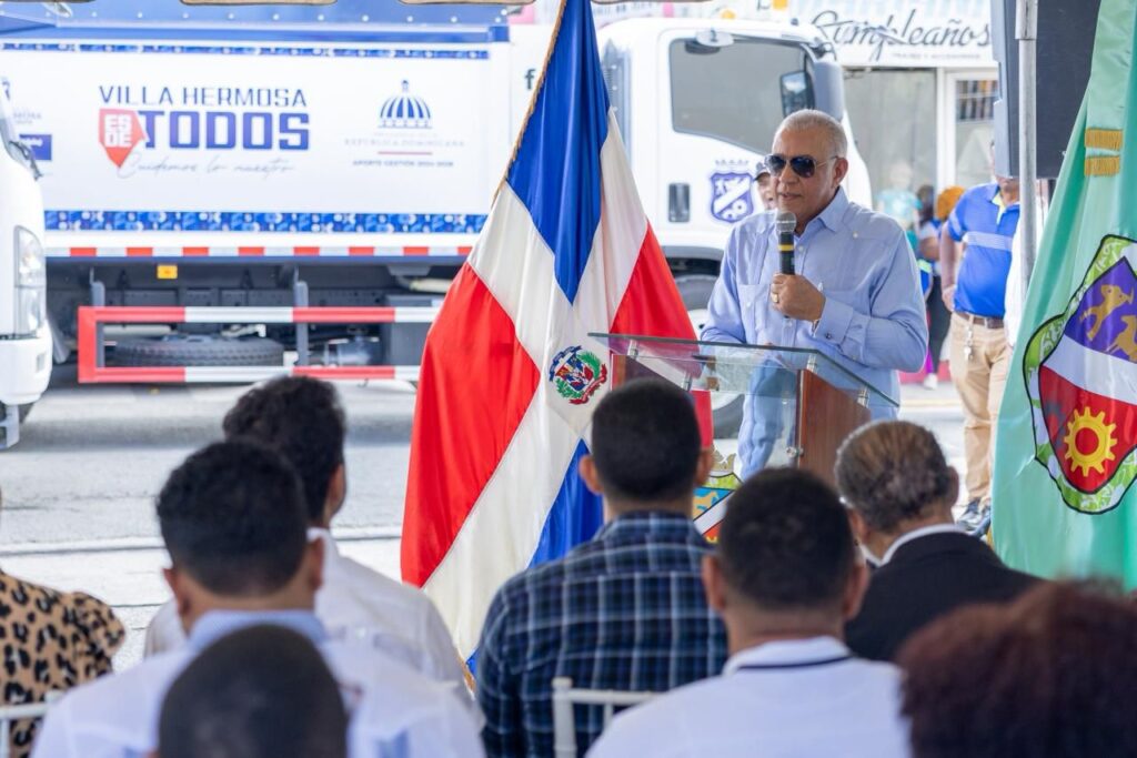 Ministro Bautista entreganuevos camiones compactadores en Villa Hermosa, La Romana y La Caleta, Boca Chica