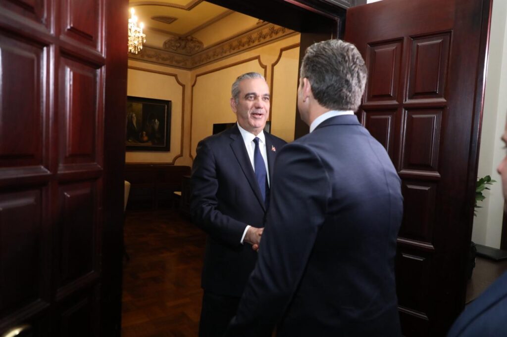Presidente Abinader recibe al secretario de Defensa de EE. UU., Pete Hegseth en el Palacio Nacional
