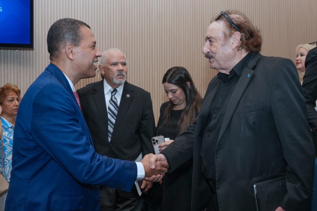 Periodista Ignacio Ramonet advierte irrupción de la IA ha erosionado la veracidad de la información y podría socavar sistema democrático