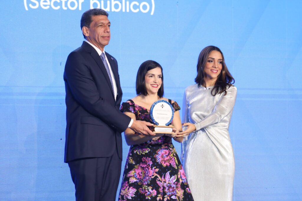 ADOEXPO otorga reconocimiento especial a ProDominicana por su destacada labor a favor del sector exportador