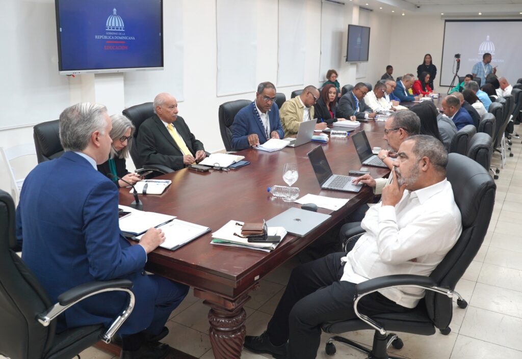 Ministro Luis Miguel De Camps socializa con directores regionales políticas de la gestión que apuntan a fortalecer la calidad educativa 