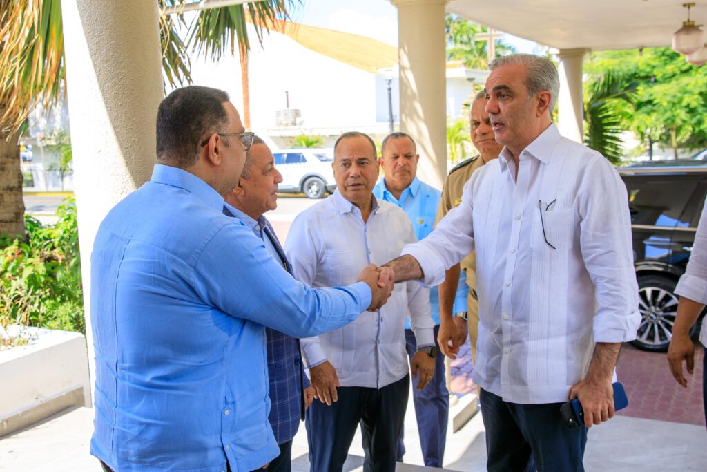 Presidente Abinader resalta trabajo de periodistas que cubren la fuente del Palacio Nacional