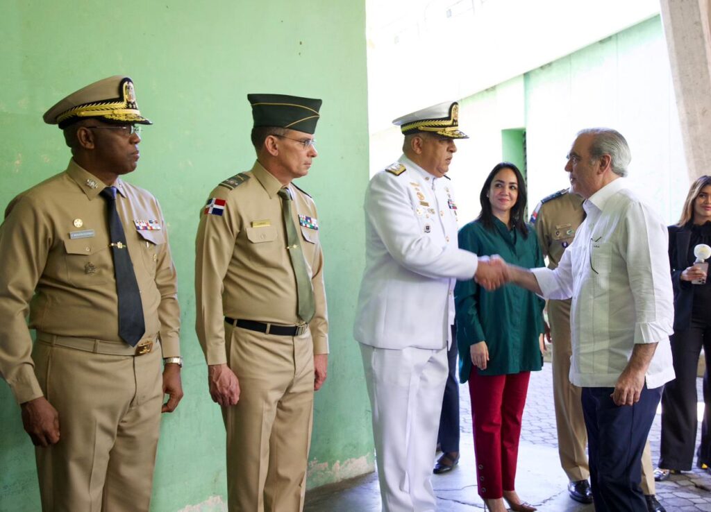 Presidente Abinader juramenta 865 nuevos agentes para fortalecer el control migratorio en todo el país