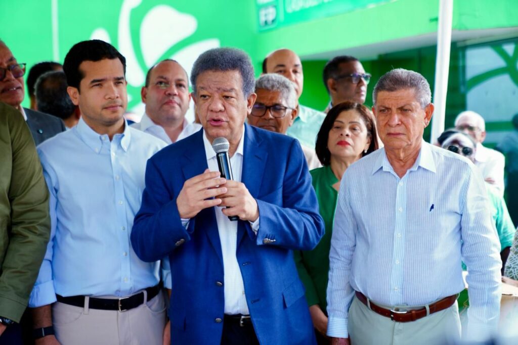 Leonel continúa entrega de alimentos a sectores vulnerables y afirma que la necesidad del pueblo es evidente