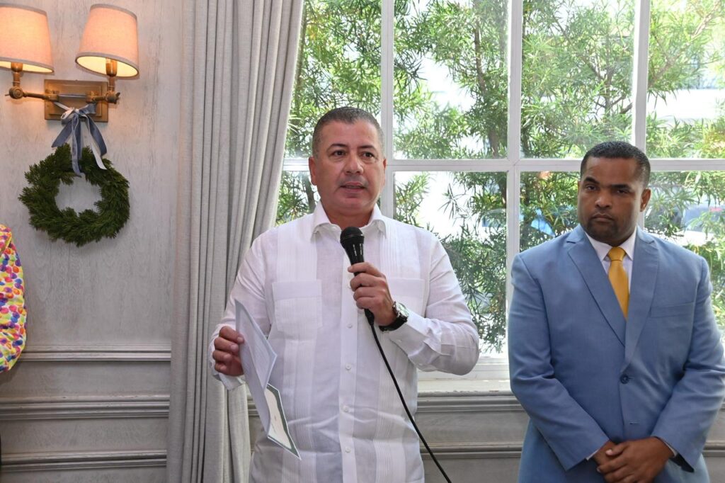 César Fernández resalta importancia de la ética en la comunicación en noveno encuentro con la prensa