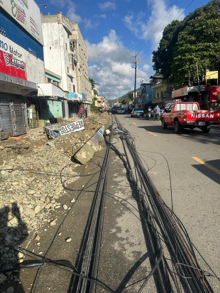 Edesur trabaja para reponer postes derribados durante excavaciones en Villa Altagracia