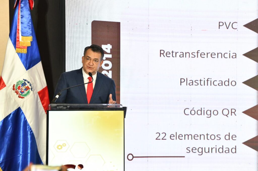 La JCE presenta diseño de las nuevas cédulas a periodistas, comunicadores y líderes de opinión