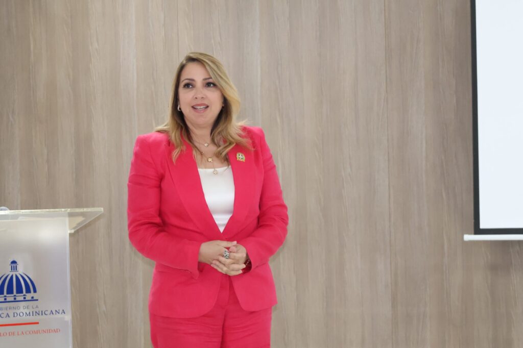 Desarrollo de la Comunidad reconoce a arqueóloga Kathleen Martínez por su destacada labor en Egipto