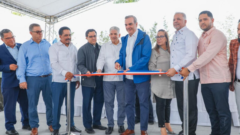 Presidente Abinader inaugura carretera Bao-La Galeta y La Joya-La Virgen en Sabana Iglesia, Santiago, que contribuirá con el desarrollo sostenible y organizado de la zona