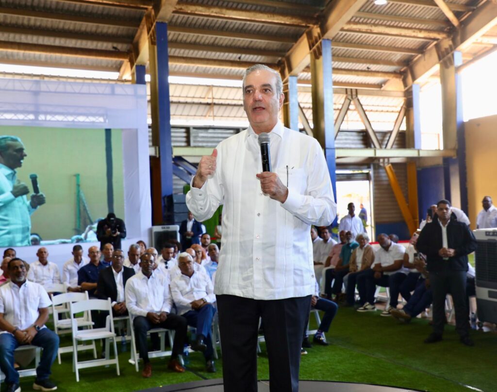 Presidente Abinader entrega 580 títulos de apartamentos y asegura futuro y dignidad a familias del Distrito Nacional y los municipios de Santo Domingo Este y Norte
