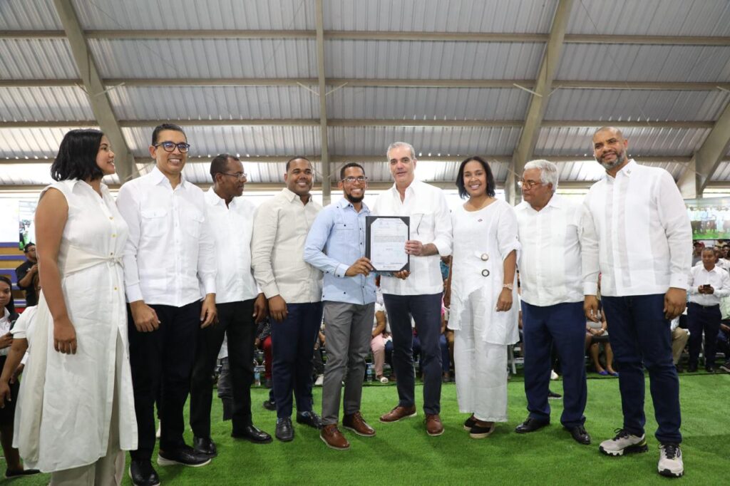 Presidente Abinader entrega 517 de 792 certificados de títulos de propiedad a familias en Neiba