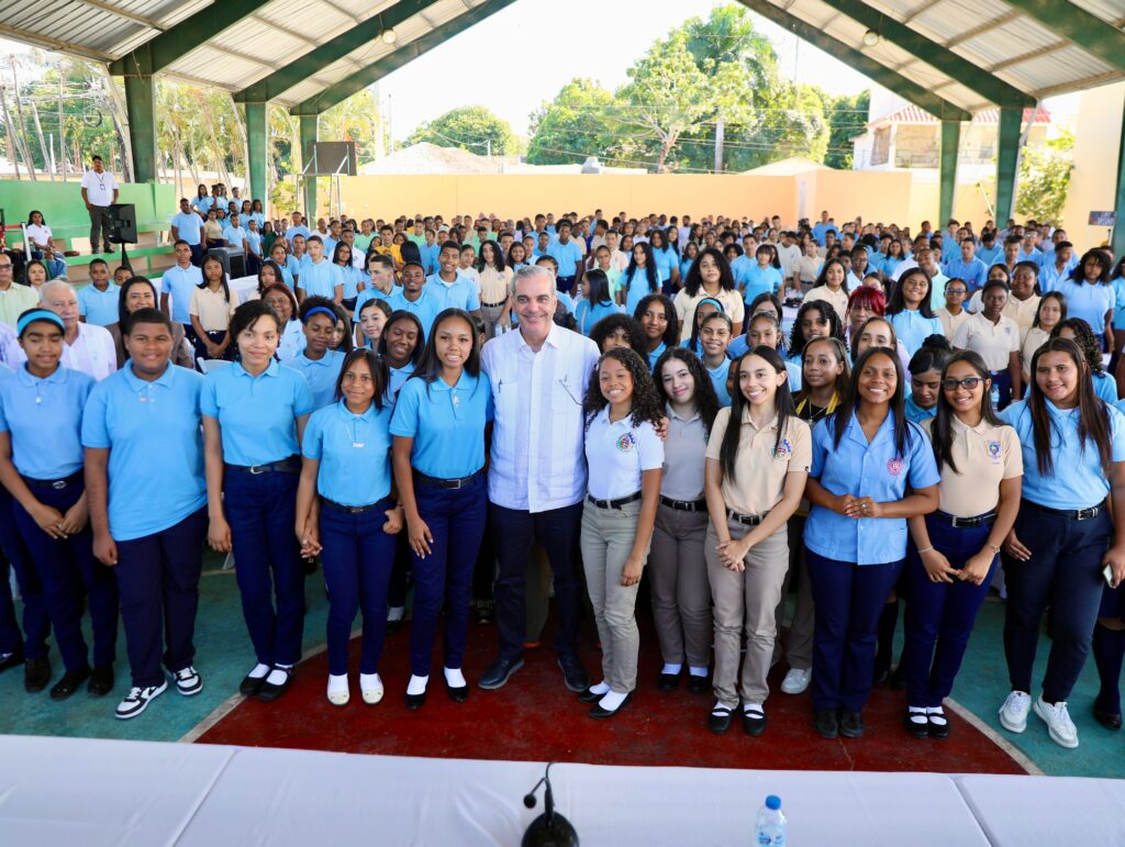 Presidente Abinader exhorta a jóvenes de Dajabón a prepararse para el futuro y garantiza seguimiento a demandas escolares y comunitarias