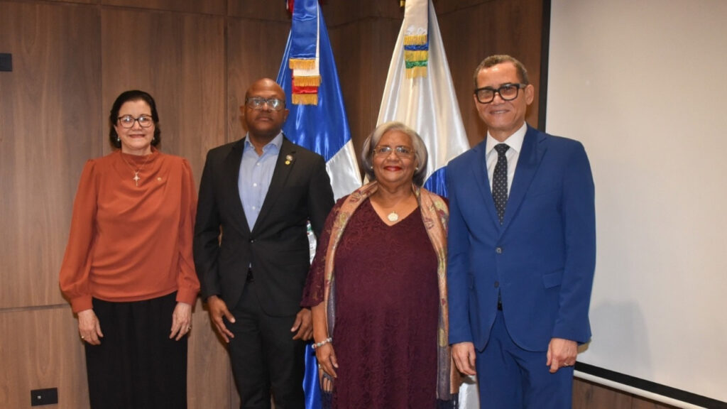 CNSS juramenta presidente del Colegio Médico Dominicano