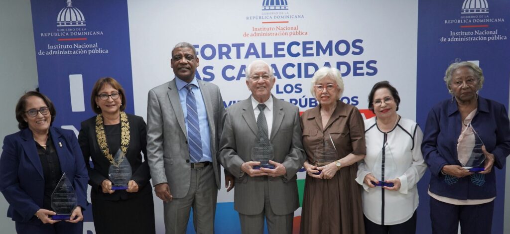 INAP designa salón de actos con el nombre de Raymundo Amado Guzmán; servidores públicos son reconocidos por sus aportes a la Administración Pública