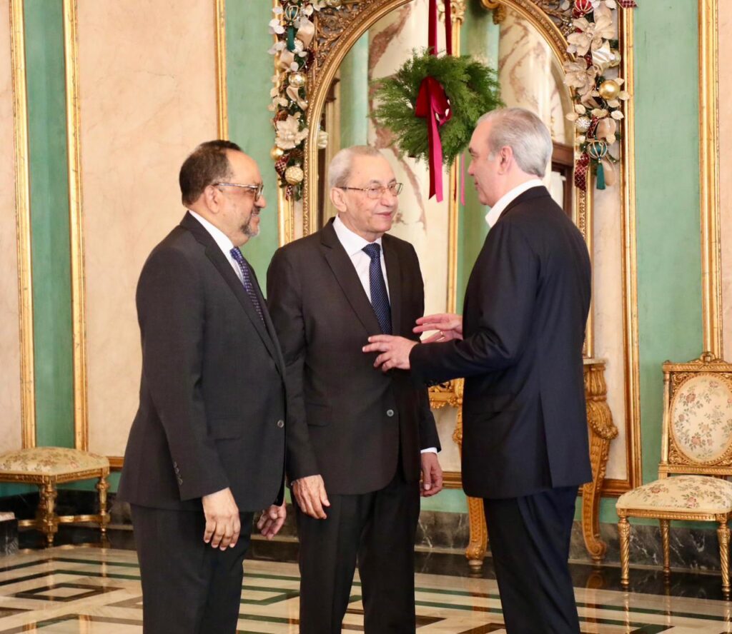 Presidente Abinader juramenta a Antoliano Peralta como ministro de Justicia y a Jorge Subero Isa como Consultor Jurídico