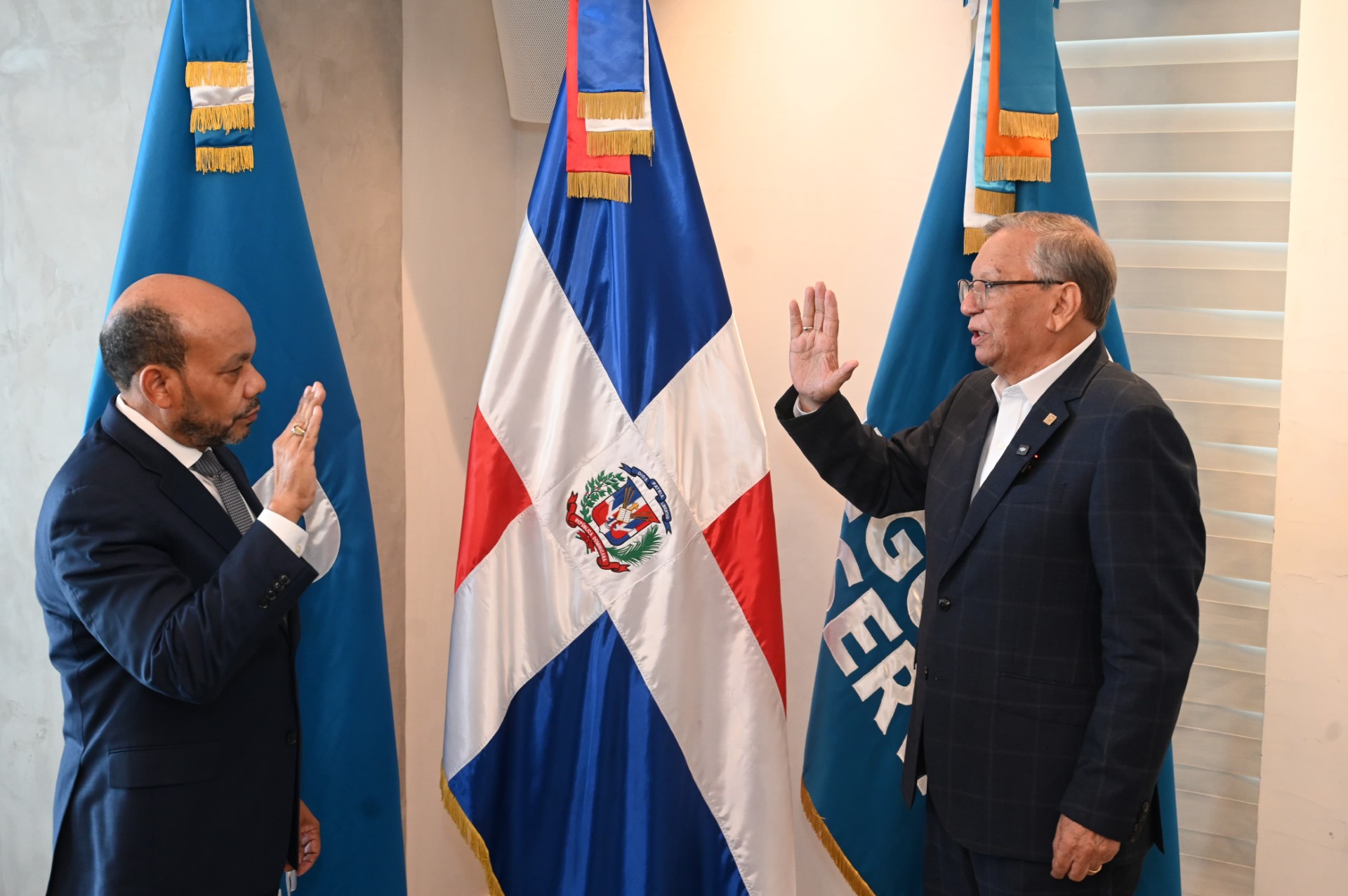 Aguilera juramenta a Luis Valdez como nuevo vicepresidente ejecutivo de Seguros Reservas