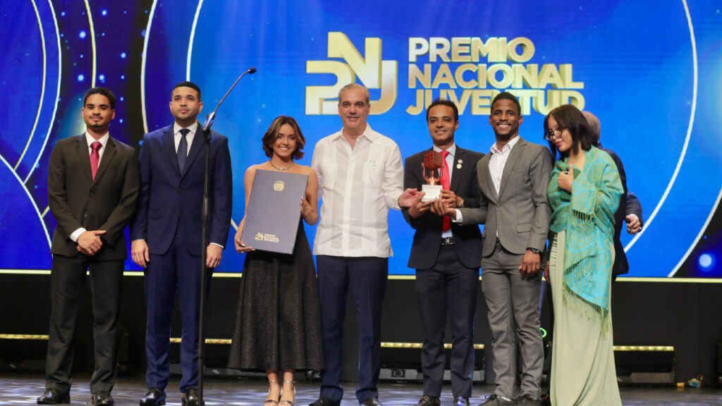 Jóvenes que inspiran: Presidente Abinader premia al Grupo Apolo 27 del Intec, referente de innovación, talento y futuro STEAM