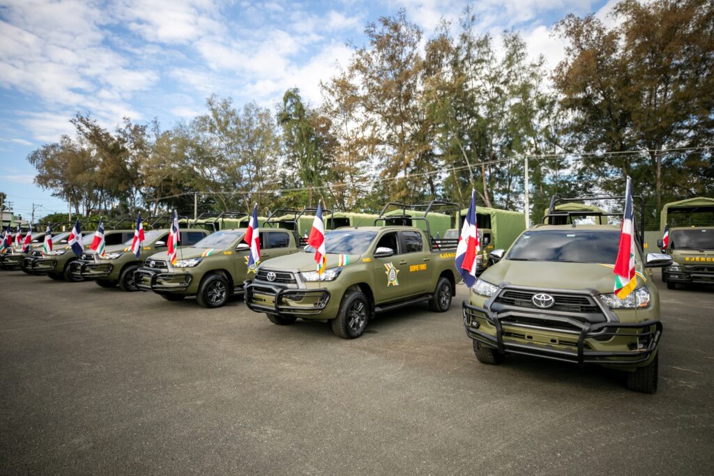 Presidente Luis Abinader entrega equipos militares, vehículos blindados FURIA, sistemas de drones y unidades de mitigación de desastres para fortalecer la seguridad nacional
