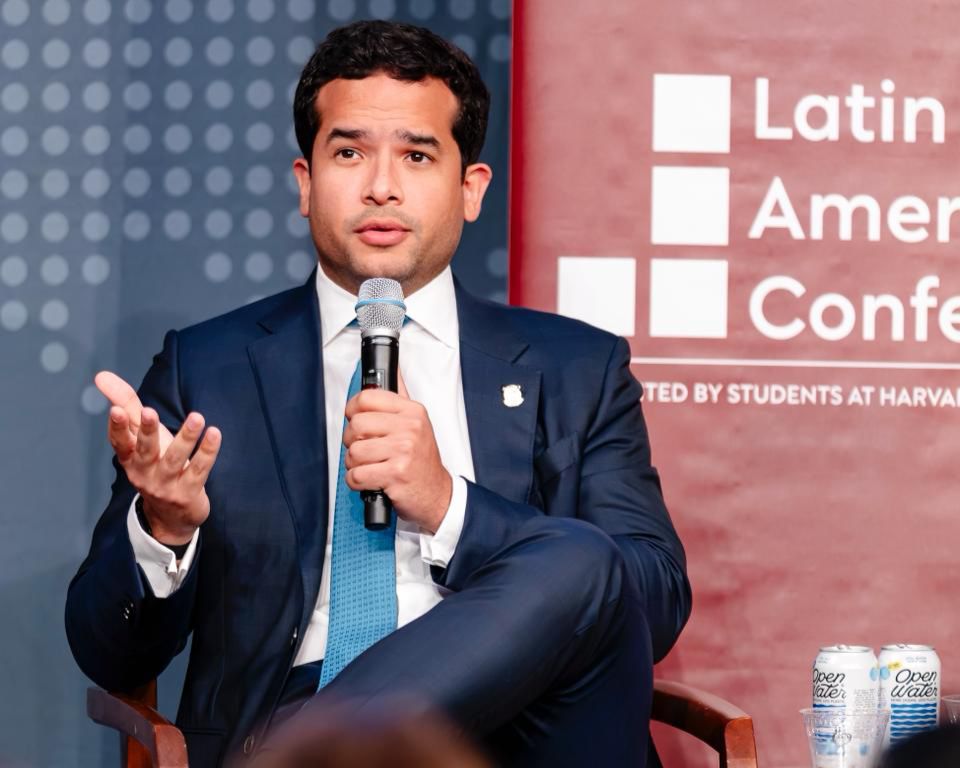 Omar Fernandez continúa su agenda internacional; expone en Harvard sobre desafíos de RD