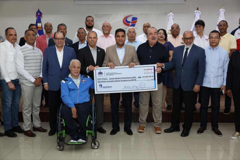 Ministro Kelvin Cruz entrega 250 millones más para preparar atletas de Juegos Centroamericanos y del Caribe.