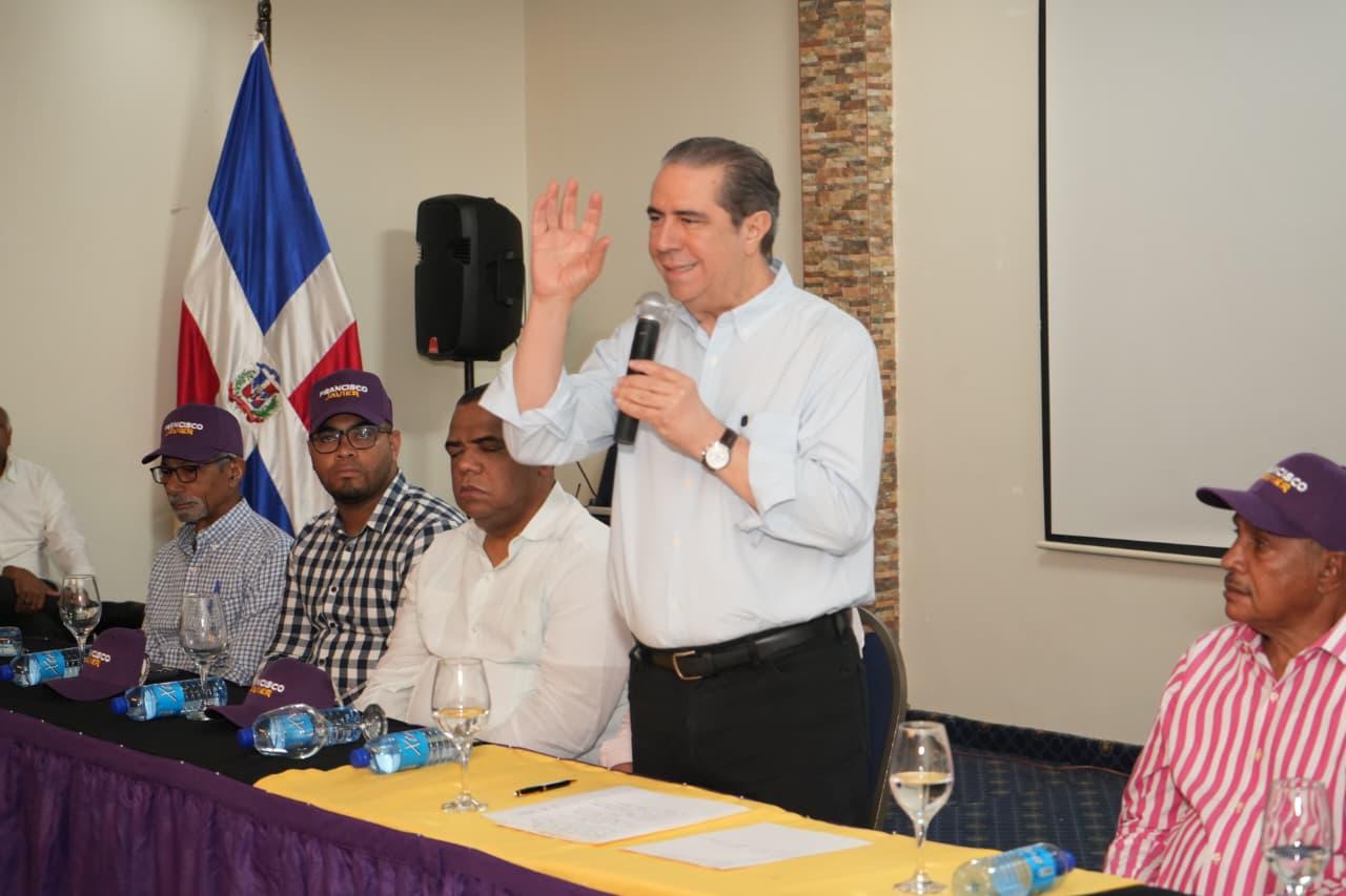 Francisco Javier García afirma que el PRM encabeza un “gobierno de improvisados” y asegura que el país va en reversa.