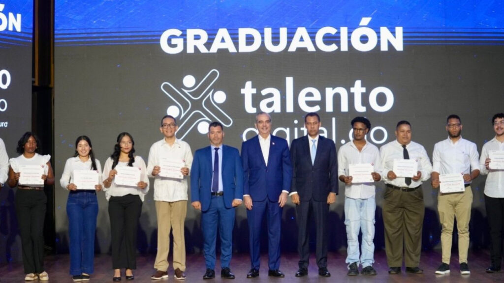 Presidente Abinader encabeza graduación de 5,000 jóvenes del programa Talento Digital, impulsando el capital humano que demanda el mercado laboral