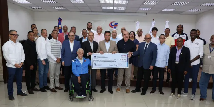 Ministro Kelvin Cruz entrega 250 millones más para preparar atletas de Juegos Centroamericanos y del Caribe.