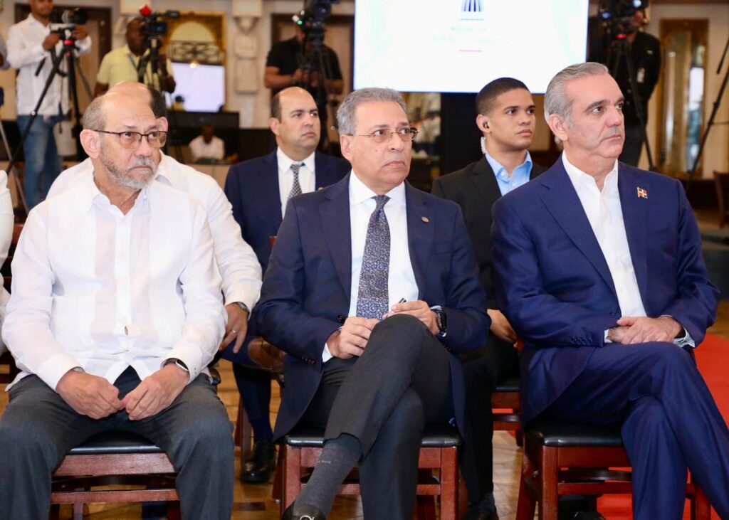 Presidente Abinader informa se destinó un aporte especial de RD$2,500 millones de pesos al Ministerio de Obras Públicas para correcciones de infraestructuras en el país