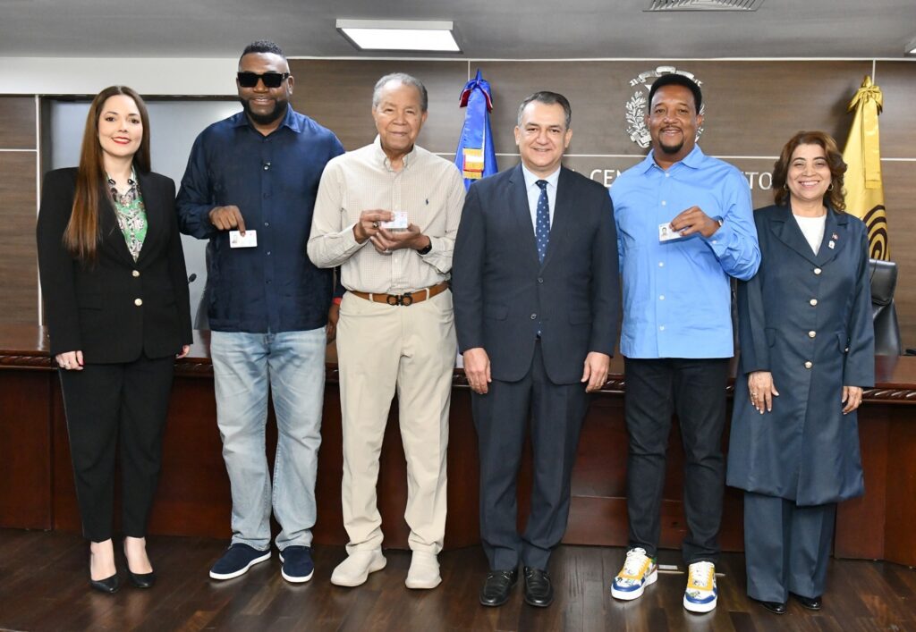 JCE entrega nueva cédula a personas con discapacidad y a miembros del Salón de la Fama de Cooperstown