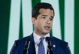 Omar Fernández cuestiona nueva deuda por US$2,750 millones, mientras hay US$3,700 millones de préstamos anteriores sin ejecutar