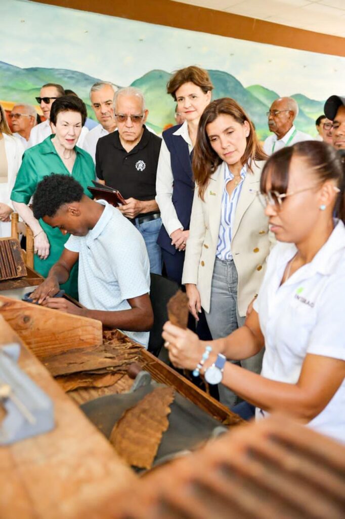 Industria del tabaco impulsa la economía con un aporte de 1,356 millones de dólares anuales, afirma la vicepresidenta Raquel Peña