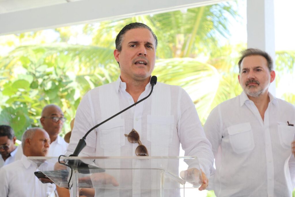 Presidente Abinader deja iniciados los trabajos del Club de Playa e inaugura Muelle Turístico del Atelón en Isla Catalina