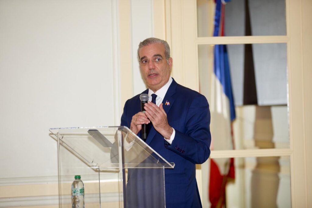 Presidente Abinader comparte con dominicanos en París y asegura Gobierno continuará brindando ayuda y oportunidades a la diáspora
